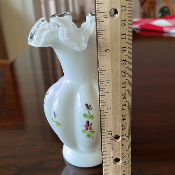 Fenton Violets in the Snow vase - Picture 6 of 6